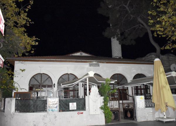 Tarihi Caminin Tahta Kapısını Ve Camını Kırıp Kaçtı 9 d52b9ca4ae972e4236108ed8753b7734