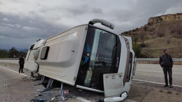 Van'dan Muğla'ya Giden Midibüs Devrildi 12 Yaralı 13 denizli de devrilen midibusteki 5 kisi yarala 14591819 amp e1639259142515