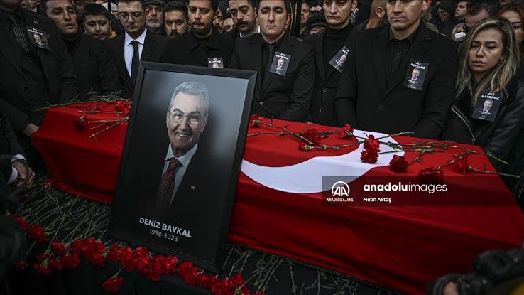 Deniz Baykal Toprağa Verildi 16 images.jpeg 517