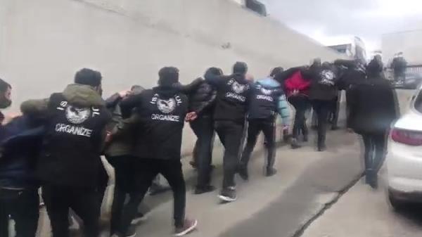 Karslı Güvenler' Olarak Bilinen Suç Örgütü Üyeleri Adliyeye Sevk Edildi 3 karsli guvenler cetesi uyeleri adliyeye sevk 2 14033440 o