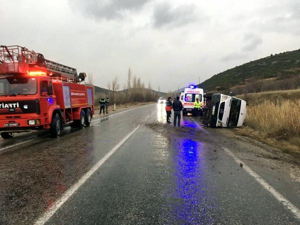 Kayganlaşan Yolda Yan Yatan Minibüsteki 11 Kişi Yaralandı 7 kayganlasan yolda yan yatan minibusteki 11 ki 13865069 o