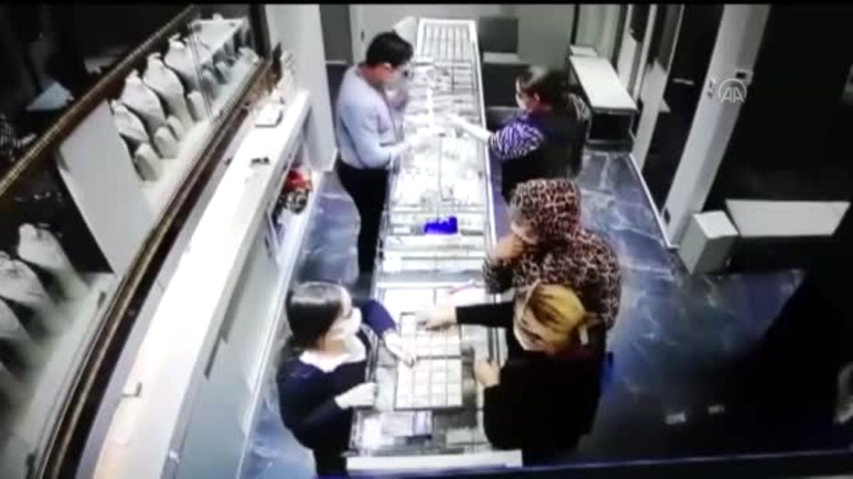 Kuyumcudan Hırsızlık Yaptığı Ileri Sürülen 5 Şüpheli Tutuklandı 1 kuyumcudan hirsizlik yaptigi ileri surulen 5 2 13719207 amp