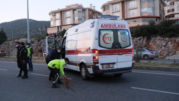 Muğla'da Yolun Karşısına Geçmeye Çalışan Otomobilin Çarptığı Kadın Öldü 4 mugla da otomobilin carptigi kadin oldu 2 14061592 o