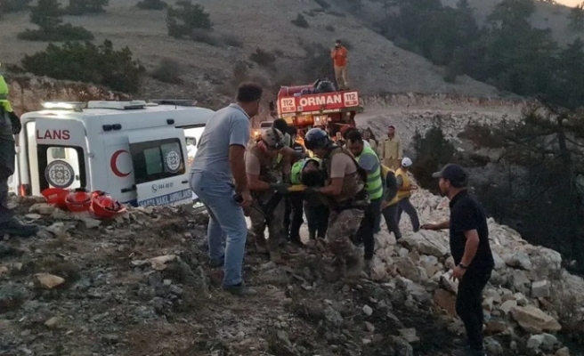 Muğla'daki Orman Yangınında Yanan Ağaç Devrildi, 2 Kişi Yaralandı 4 mugla daki orman yangininda yanan agac devrildi 2 kisi yaralandi h149378 7e476
