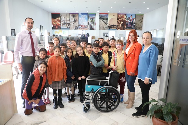 <Strong>Mi̇ni̇k Öğrenci̇lerden Anlamli Destek</Strong> 15 ogrencilerdentekerleklisandalyebagisi5