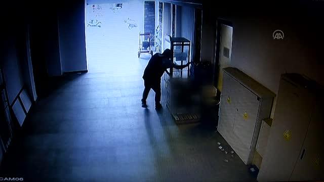 Üşüyen Kişiyi Mahalle Bekçisi Montuyla Isıttı 5 usuyen kisiyi mahalle bekcisi montuyla isitti 14022814 o
