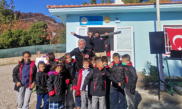 Muğla 911 Arama Kurtarma Araştırma Derneği Okuldaki Eşyaları Yenilendi. 13 yenisur sondakika2 2