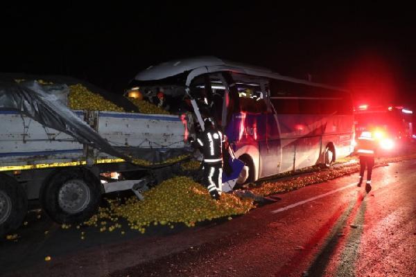 Yolcu Otobüsü Limon Yüklü Tir'a Çarptı: 1 Ölü, 21 Yaralı 1 yolcu otobusu tir a carpti 1 olu 21 yarali 3 14681568 o