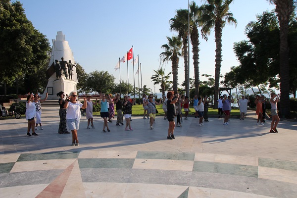 Turgutreis Atatürk Meydanı’nda Zeybek Ve Harmandalı 11 yuzlercekisiayniandaoynayacak2