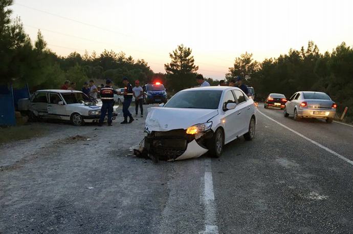 Kafa Kafaya Çarpıştılar 4 Yaralı 19 ÖREN YOLUNDA KAZA 3